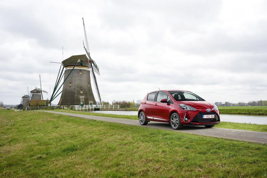  Toyota Yaris Hybrid 2017 года  (фото 11 из 15)